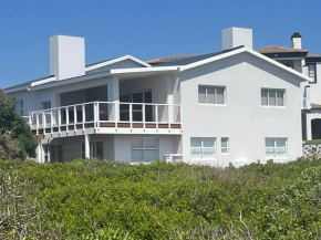 Upmarket, Spacious & Only 100m to Main Beach